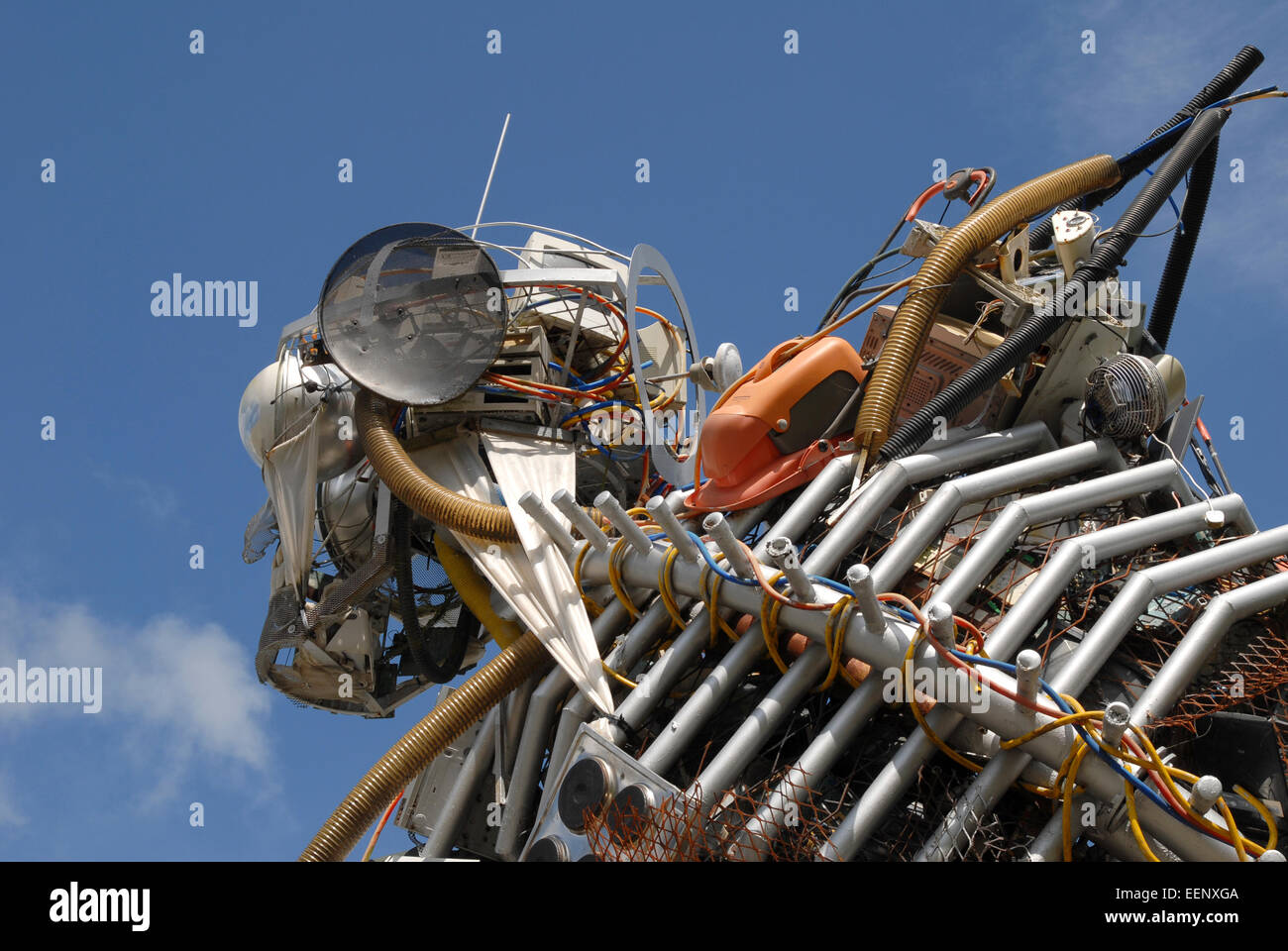 Eden Project, Cornwall, UK. Robotique énorme figure sculptée dans jeter l'équipement électrique. Banque D'Images