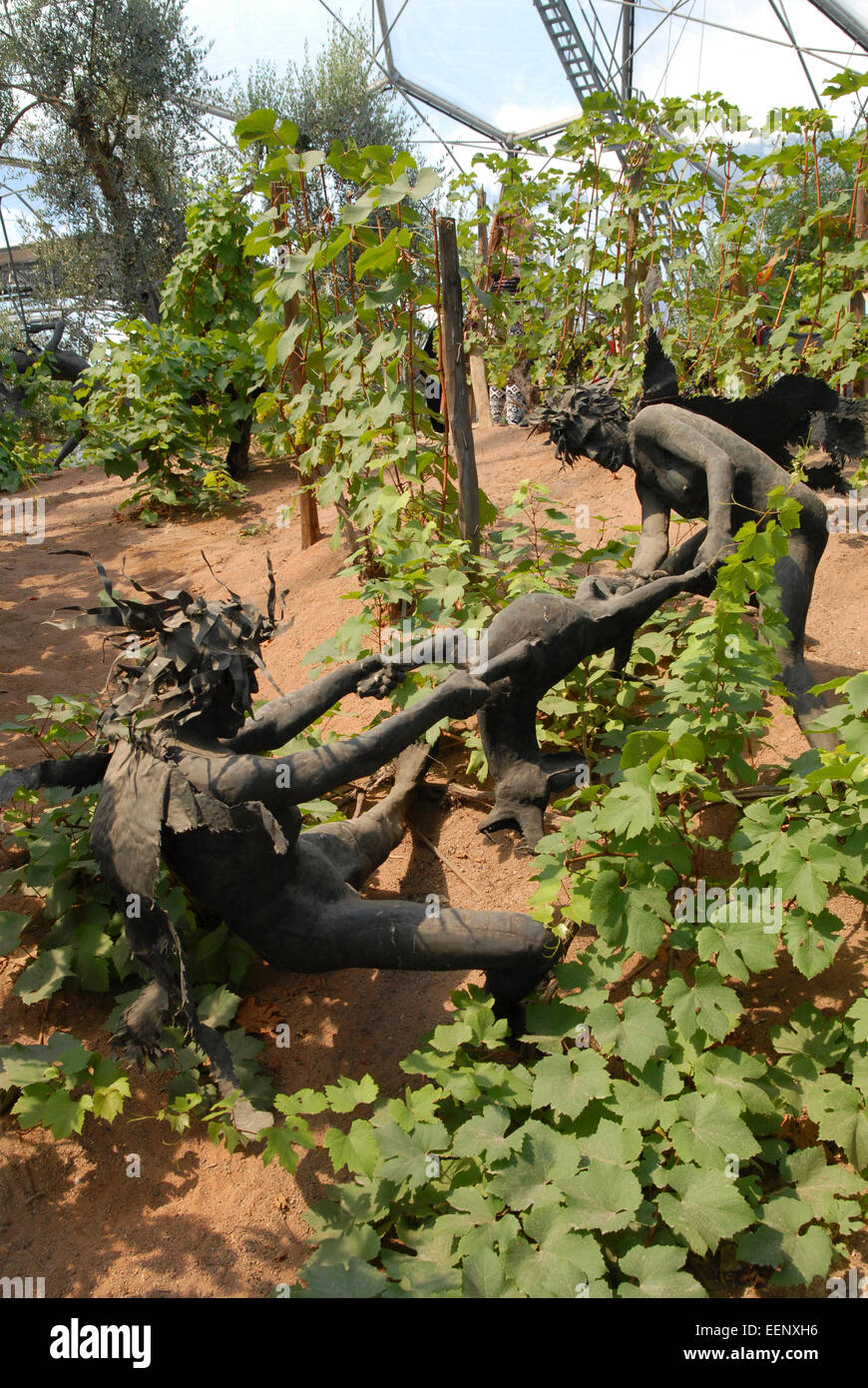 Sculptures représentant les rites de Dionysos dans le biome méditerranéen de l''Eden Project, Cornwall, UK. Banque D'Images