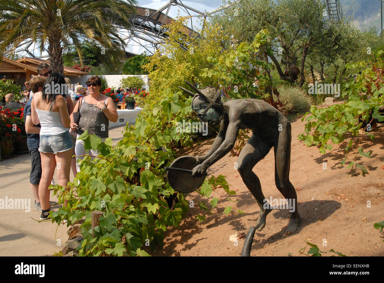La figure sculptée représentant les rites de Dionysos dans le biome méditerranéen de l''Eden Project, Cornwall, UK. Banque D'Images