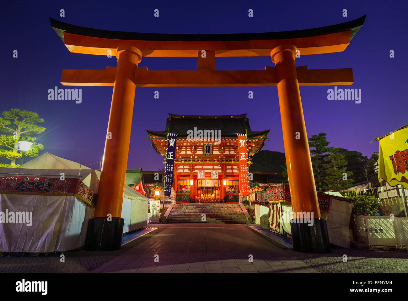 Un géant de torii rouge se tient à l'entrée de sanctuaire Fushimi Inari. Photo prise le 31 décembre 2014 à Kyoto, au Japon. Banque D'Images