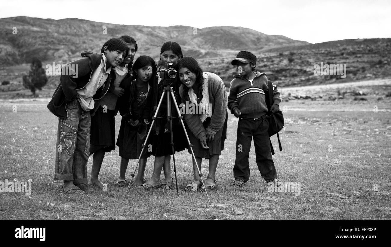 Curieux enfants dans les Andes boliviennes Banque D'Images