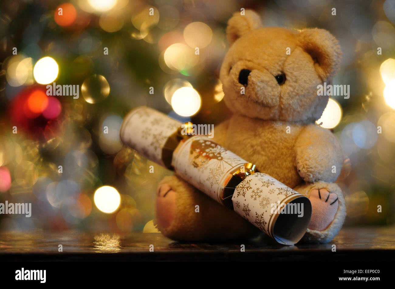 L'ours en peluche et de Noël avec des lumières à l'arrière-plan UK Banque D'Images