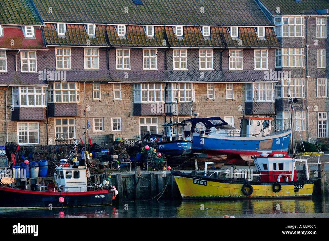 Pier exposée et des bateaux de pêche, West Bay, Dorset, UK Banque D'Images