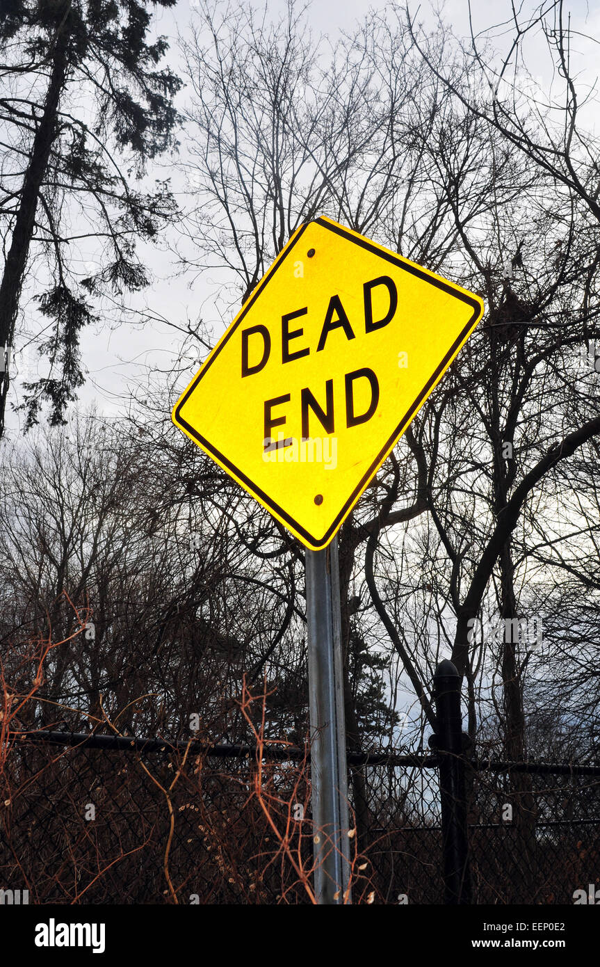 Dead End road sign sur une route près de Boston Massachusetts USA Banque D'Images