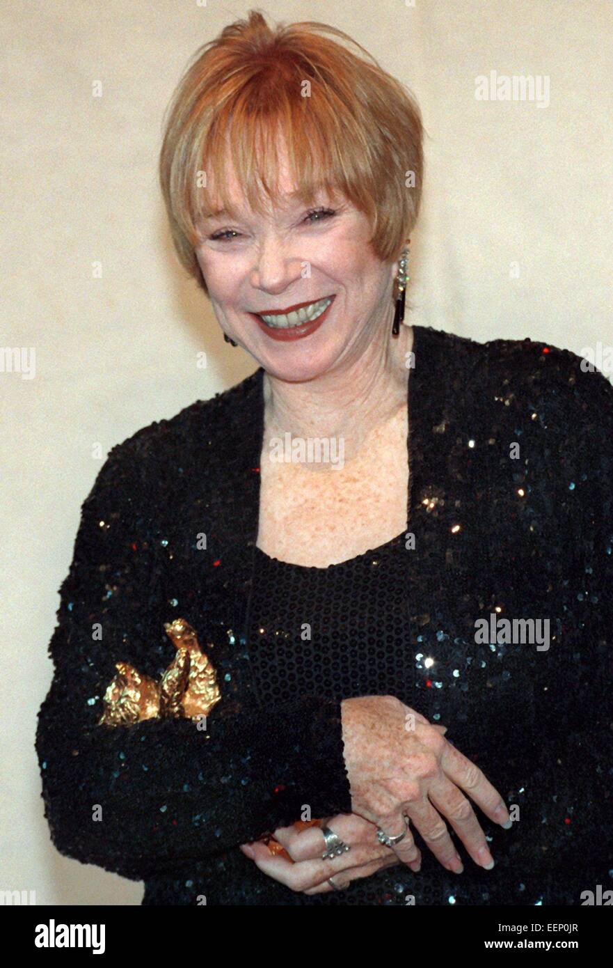 L'actrice Shirley MacLaine nous a reçu l'Ours d'Or au Festival International du Film de Berlin - Berlinale - le 18 février 1999 pour ses réalisations de toute une vie. Banque D'Images