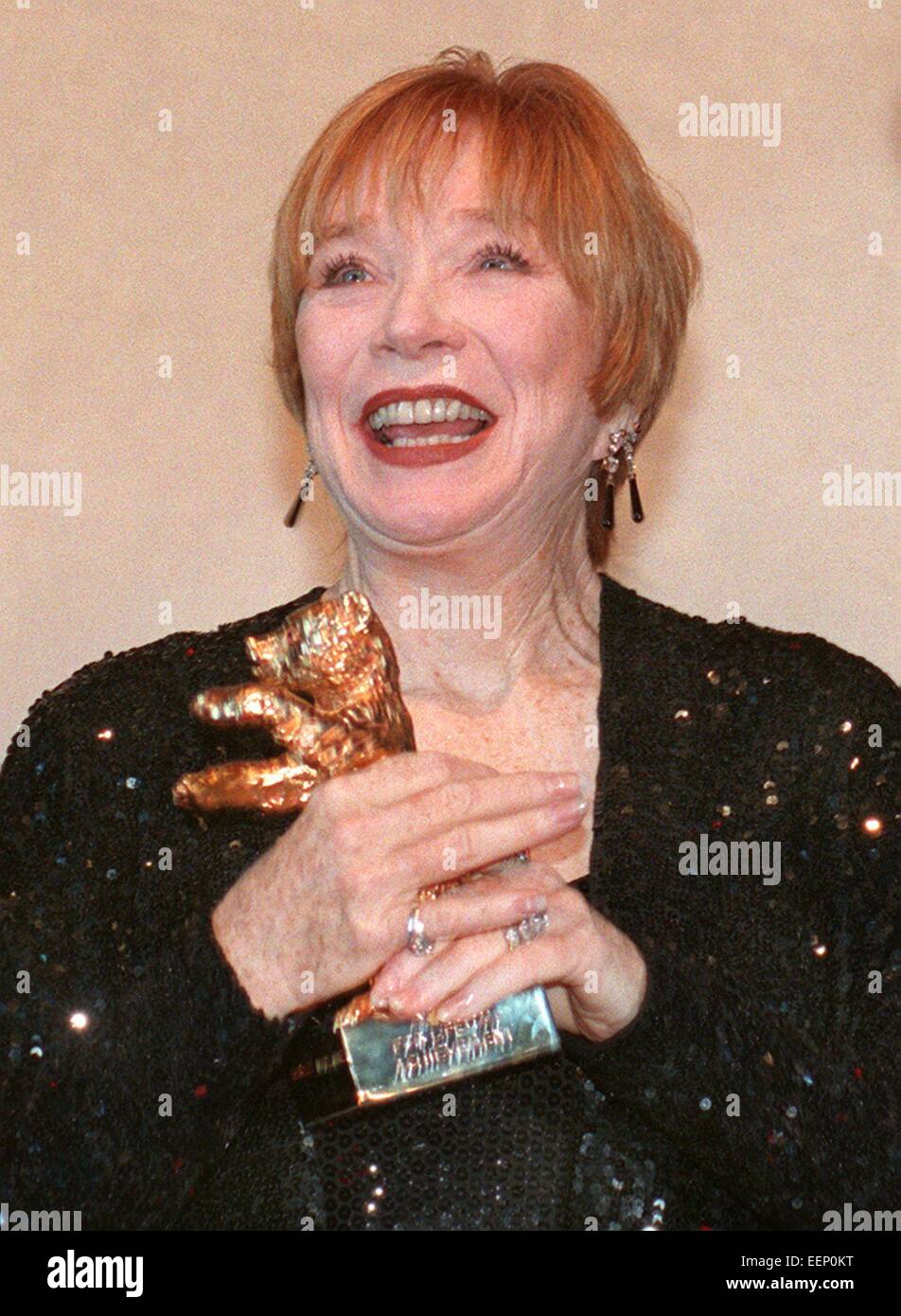 Hollywood star Shirley Maclaine présente son Ours d'or pour son travail de vie à la Berlinale le 18 février en 1999. Banque D'Images