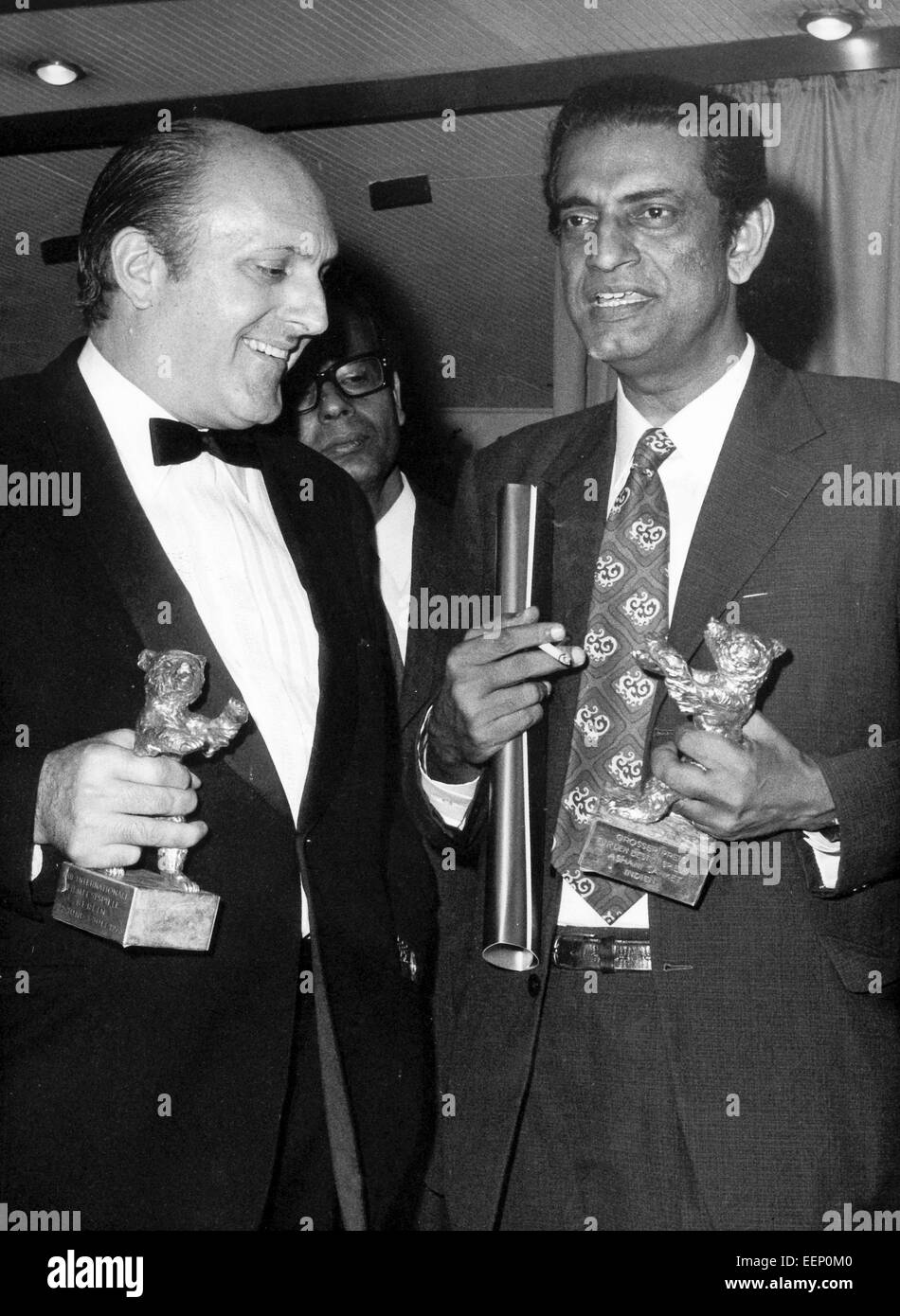 Réalisateur indien Satyajit Ray (r) reçoit l'Ours d'or du Meilleur Film ('Ashani Sanket') au Festival International du Film de Berlin Berlin le 3 juillet 1973. Écrivain Leopoldo Tore Nilsson de l'Argentine a reçu l'Ours d'argent pour son film "Los siete locos'. Banque D'Images