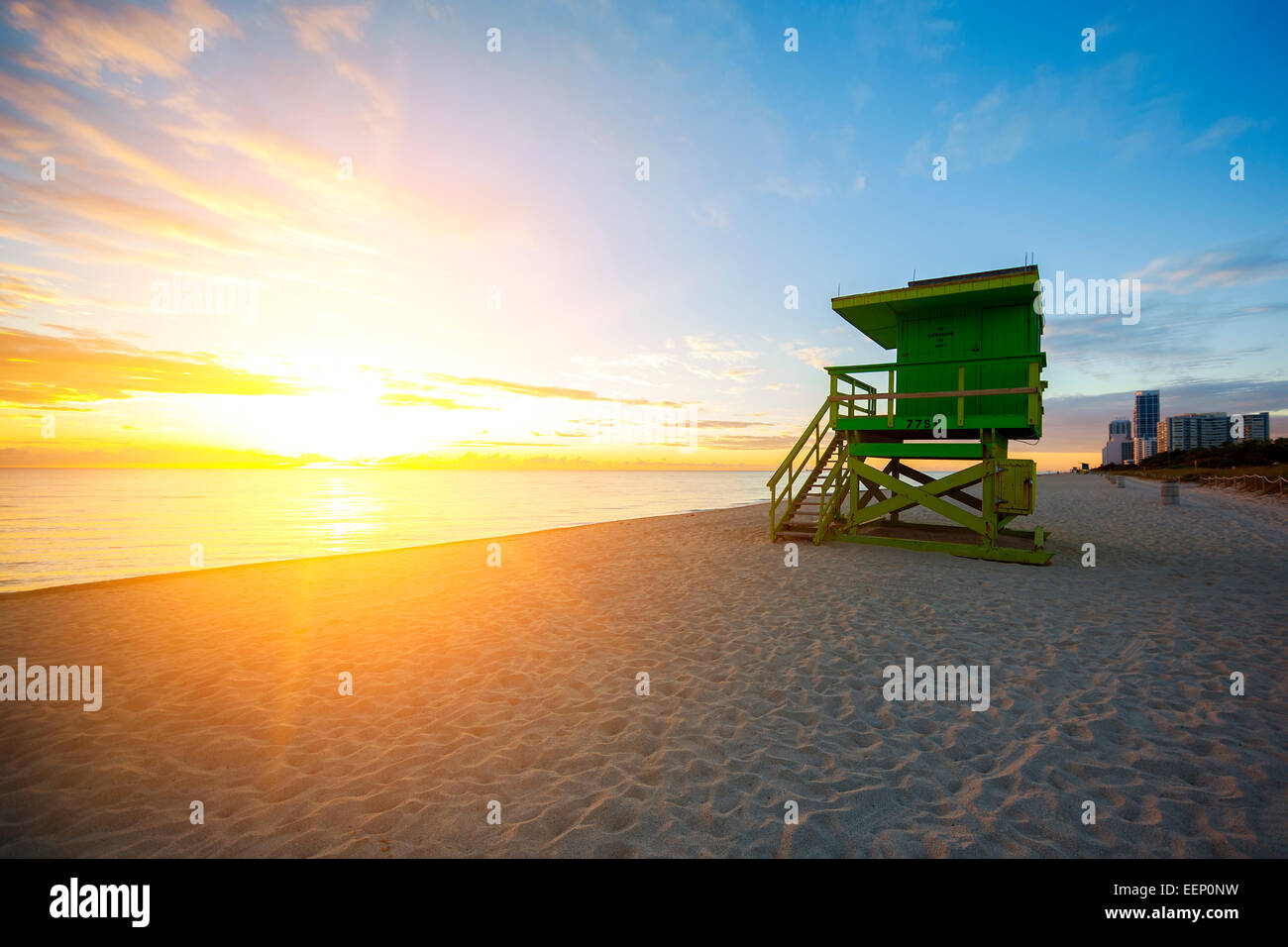 Miami South Beach sunrise avec lifeguard tower, USA. Banque D'Images