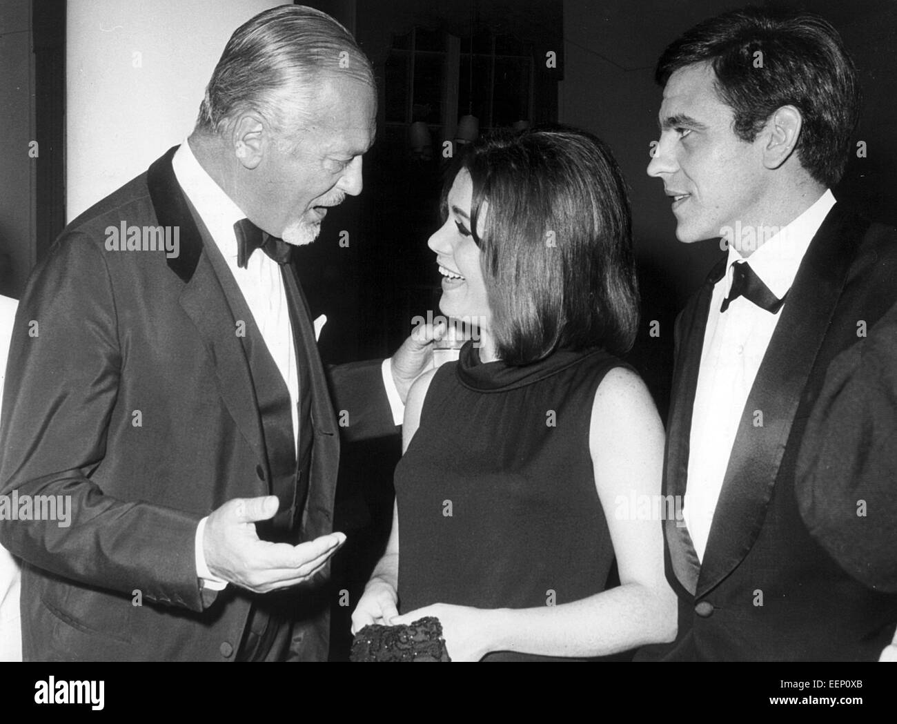 L'acteur Curd Juergens (l) parle d'acteurs argentins Maria-Cristina Laurenz (M) et Hector Pelligrini (r) au cours de la Berlinale le 30 juin en 1965. Banque D'Images