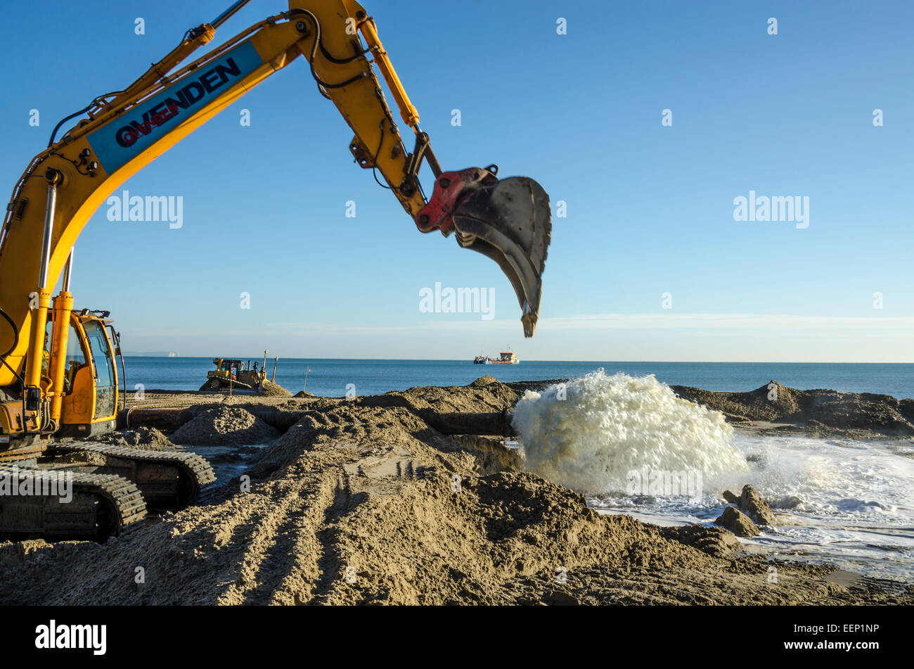 Poole la régénération des plages 2014. Opération de pompage du sable le long du front de mer de Sandbanks Poole. Banque D'Images