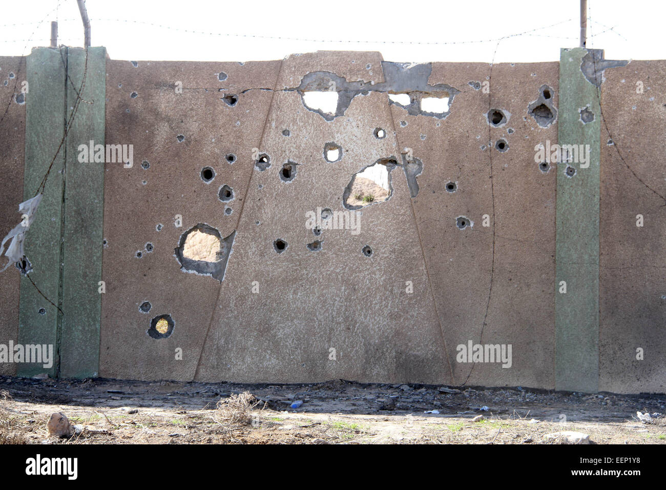 misrata-19-jan-2015-photos-prises-le-19-janvier-2015-montre-mur-crible-de-balles-et-de-roquettes-a-misrata-en-libye-pompiers-affilies-a-la-pro-laiques-et-islamistes-armees-avancerent-les-uns-contre-les-autres-dans-les-deux-derniers-mois-dans-la-troisieme-plus-grande-ville-de-la-libye-hamza-turkia-xinhua-alamy-live-news-eep1y8.jpg