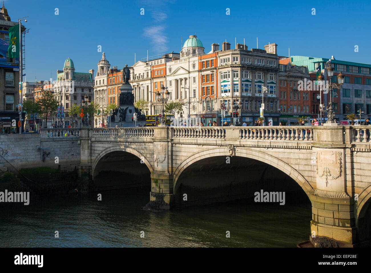 Le trafic le long de O'Connell Bridge sur Liffey, Dublin, Irlande, Irlande Banque D'Images