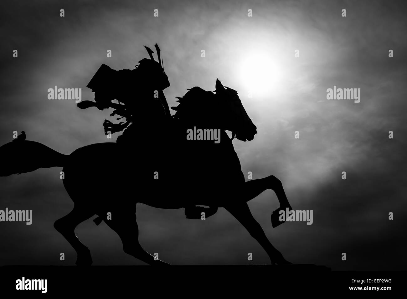 Silhouette en noir et blanc d'un samouraï à cheval. Banque D'Images