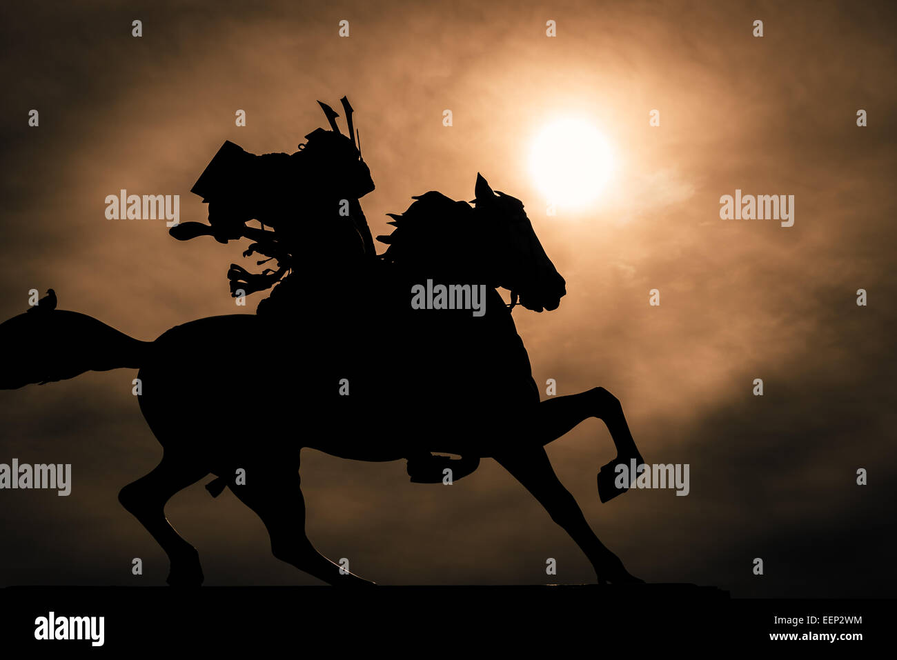 Silhouette en noir et blanc d'un samouraï à cheval. Banque D'Images