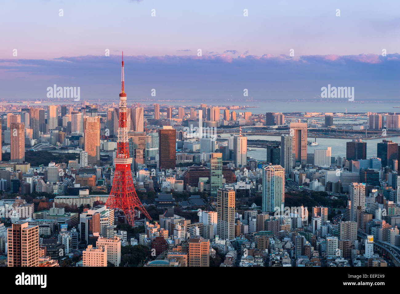 La Tour de Tokyo se distingue parmi les Tokyo cityscape comme soirée approche. Banque D'Images