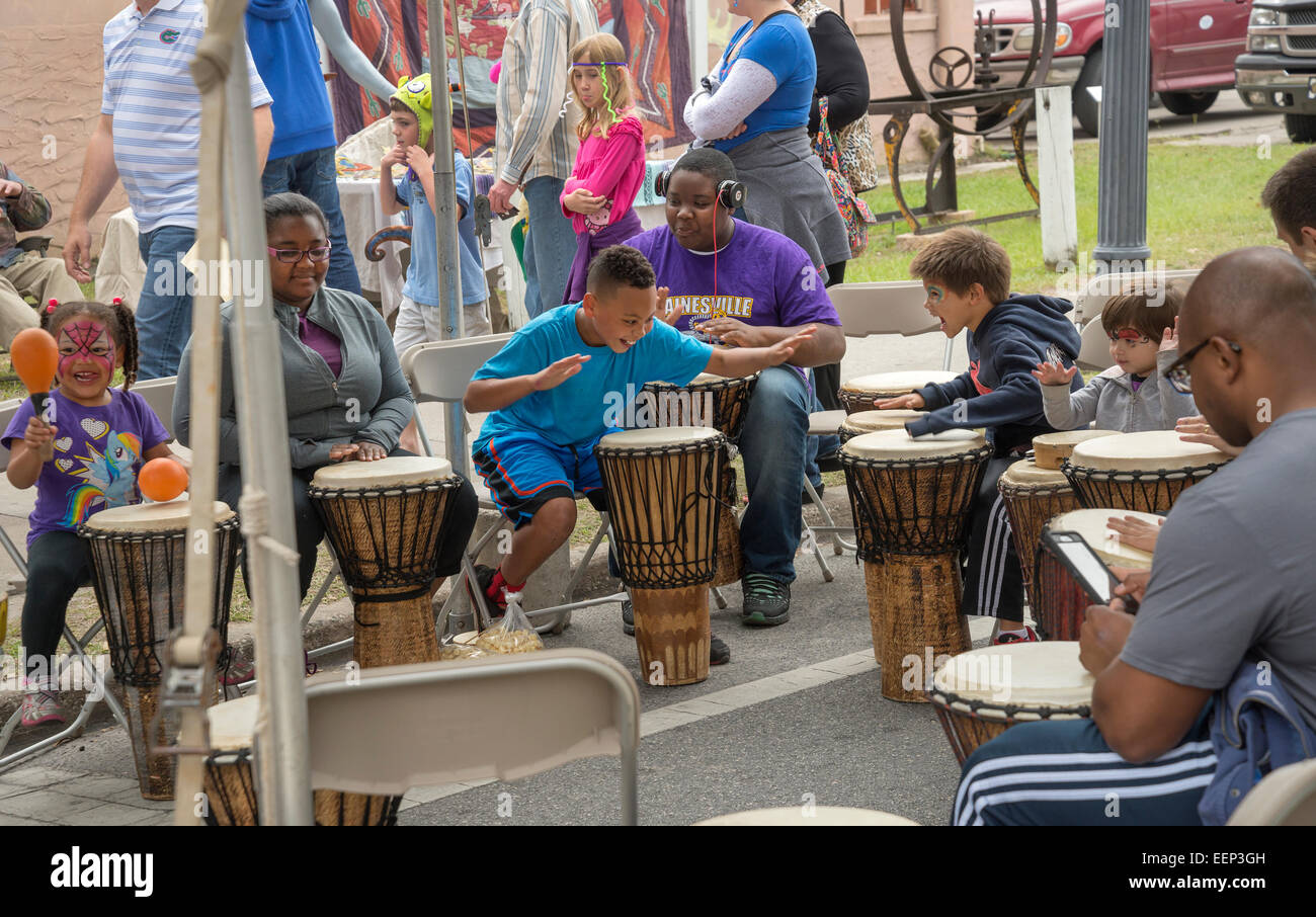 Le festival d'art du centre-ville se tient chaque année à Gainesville, en Floride. Enfants dans le cercle de tambours. Banque D'Images