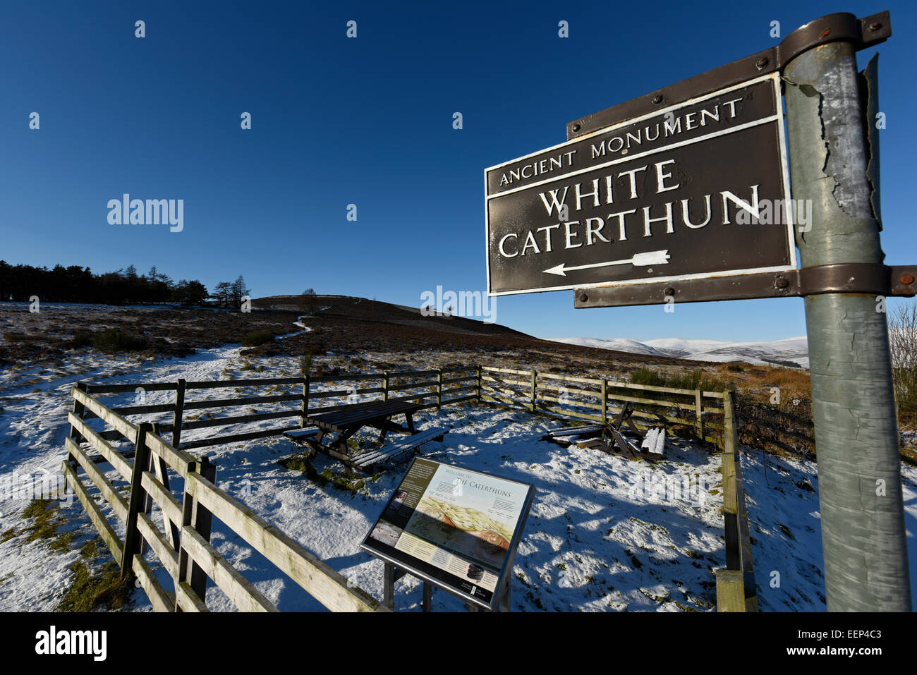 Le Caterthuns brun et blanc Âge de Fer de forts donnant sur Strathmore, Brechin, Angus, Scotland. Banque D'Images