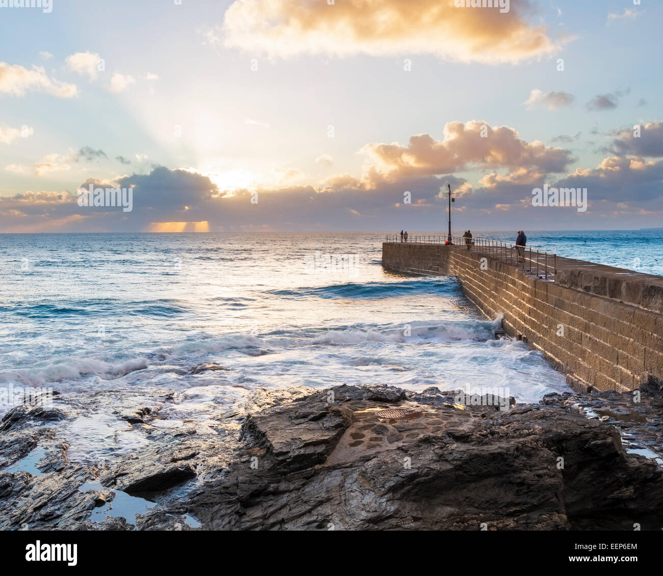 Coucher de soleil sur la jetée de Porthleven Cornwall England UK Europe Banque D'Images