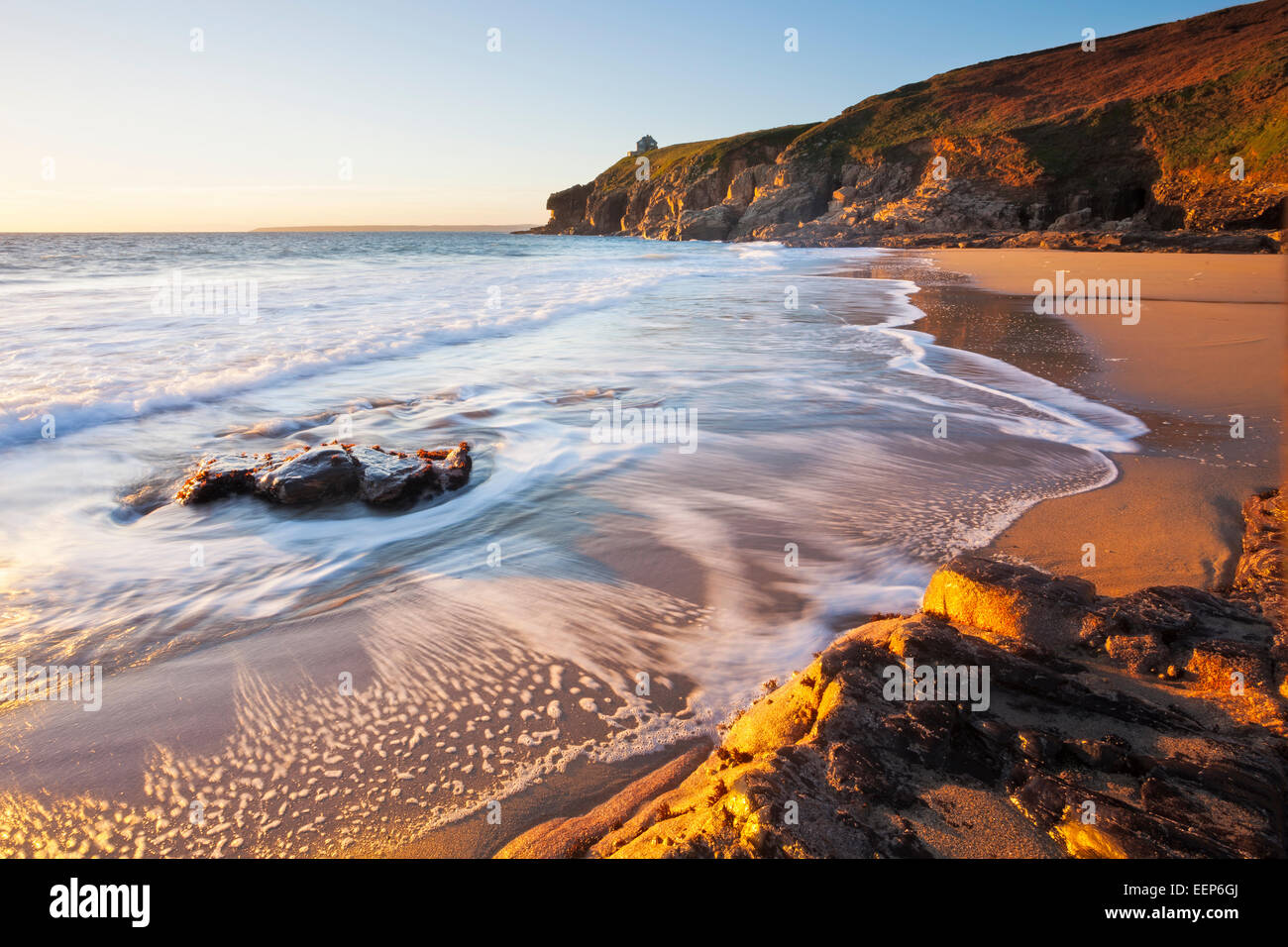 Magnifique coucher de soleil sur la plage à Porthcew Rinsey Cove Cornwall England UK Europe Banque D'Images