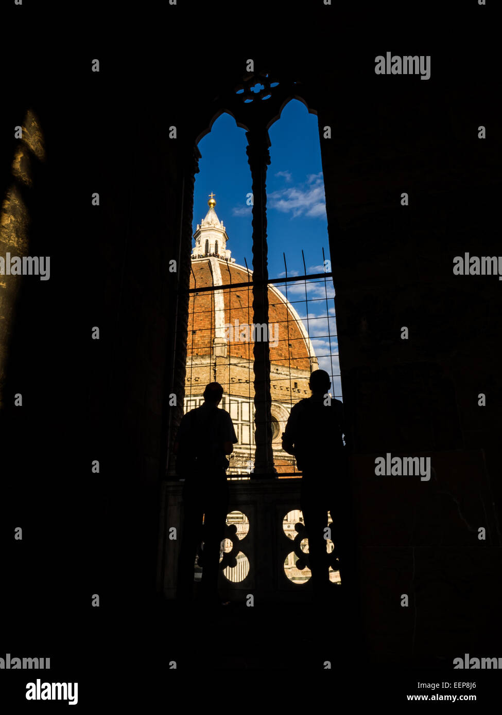 Silhouette de deux personnes regardant sur la Cathédrale Basilica di Santa Maria del Fiore à Florence, Toscane, Italie Banque D'Images