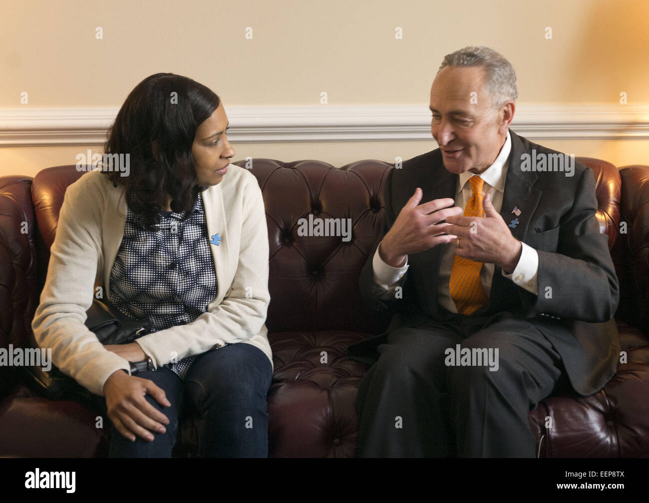 20 janvier 2015 - Washington, DC, Etats-Unis d'Amérique - Le sénateur Schumer et son état de l'Union européenne invité, Vanessa Fontaine, la mère de Avonte Oquendo possèdent une photo aujourd'hui le mardi 20 janvier 2014. En octobre 2013, Avonte Oquendo, un garçon de 14 ans avec un diagnostic de trouble du spectre autistique, vissé à son école à Queens. Compétentes et les bénévoles recherchés Avonte pour plus de trois mois, jusqu'à ce que ses restes ont été tragiquement, découvert le 16 janvier dans la région de College Point, Queens. Le sénateur Schumer a introduit la Loi de Avonte pour créer et financer un programme d'emr volontaire Banque D'Images