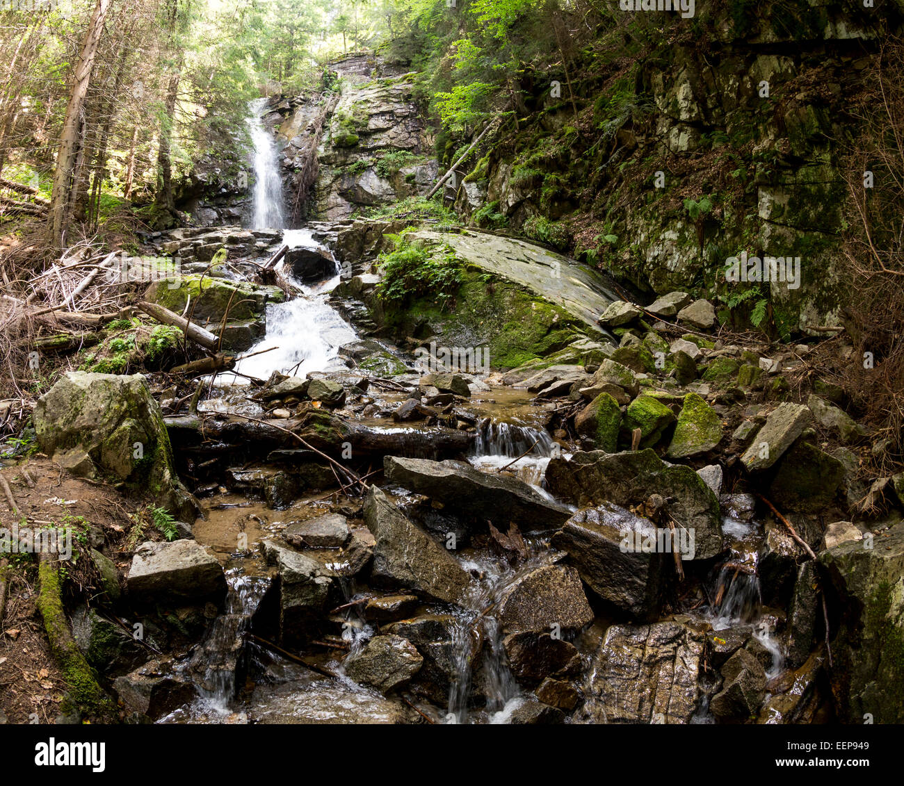 Cascade Saint Esprit et le ressort dans la montagne des Rhodopes, Bulgarie  Photo Stock - Alamy