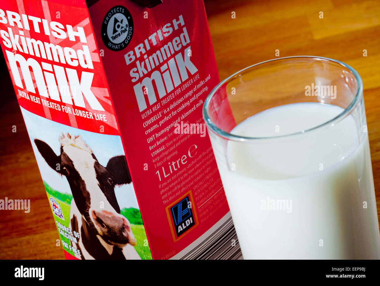 Carton Tetrapak de lait écrémé uht britannique d'un supermarché discount Aldi européen de vente des produits alimentaires bon marché et des produits d'épicerie Banque D'Images