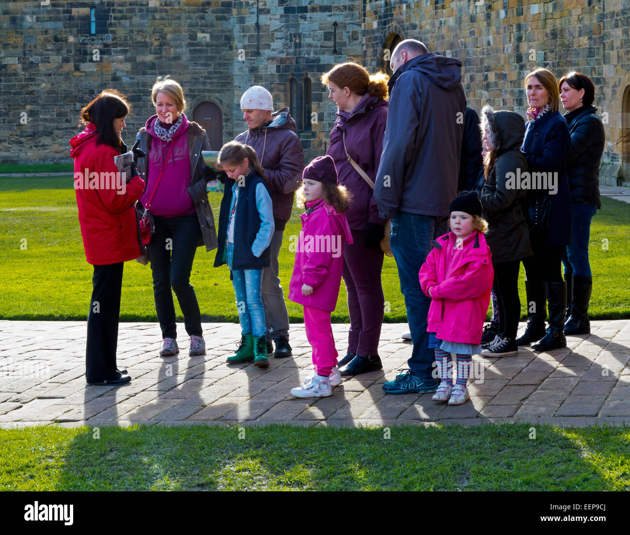 Guide en tenant un groupe de touristes lors d'une visite du château d'Alnwick l'emplacement certains des films de Harry Potter dans le Northumberland Royaume-uni Banque D'Images