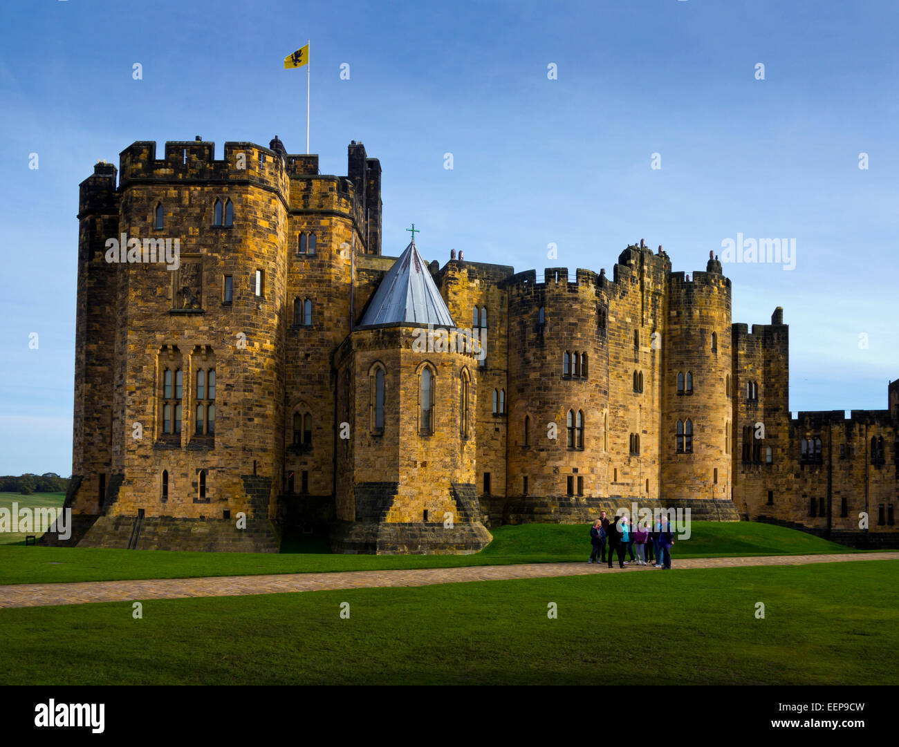 Extérieur de Alnwick Castle un château médiéval dans le Northumberland England UK administré par duc de Northumberland et la famille Percy Banque D'Images