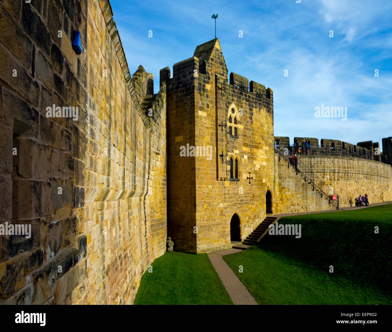 Extérieur de Alnwick Castle un château médiéval dans le Northumberland England UK administré par duc de Northumberland et la famille Percy Banque D'Images