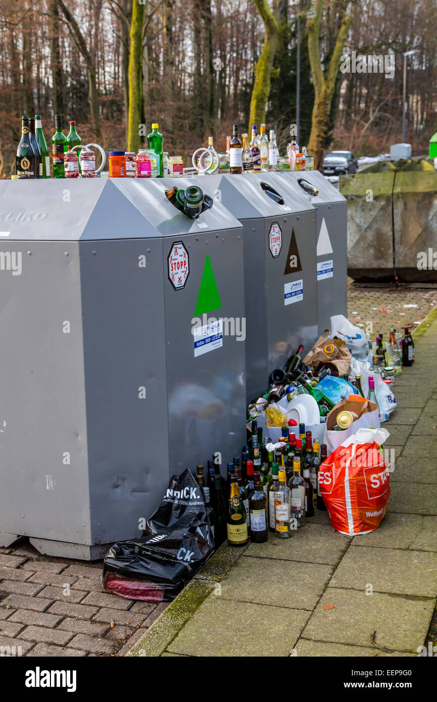 Le recyclage des contenants de verre, bondé, bouteilles et verres s'accumuler et à côté du conteneur Banque D'Images