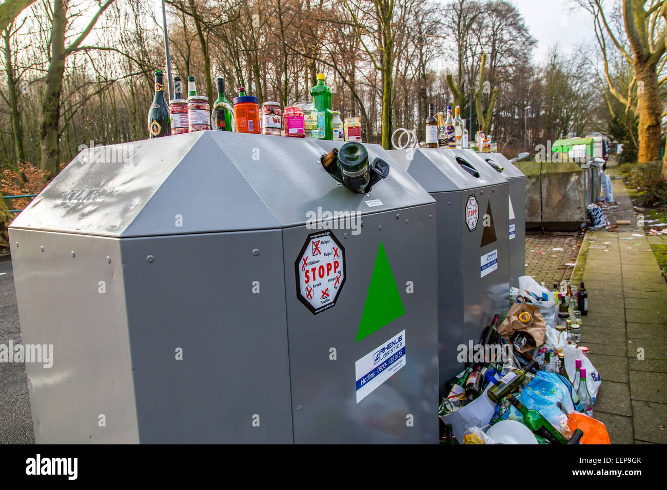 Le recyclage des contenants de verre, bondé, bouteilles et verres s'accumuler et à côté du conteneur Banque D'Images