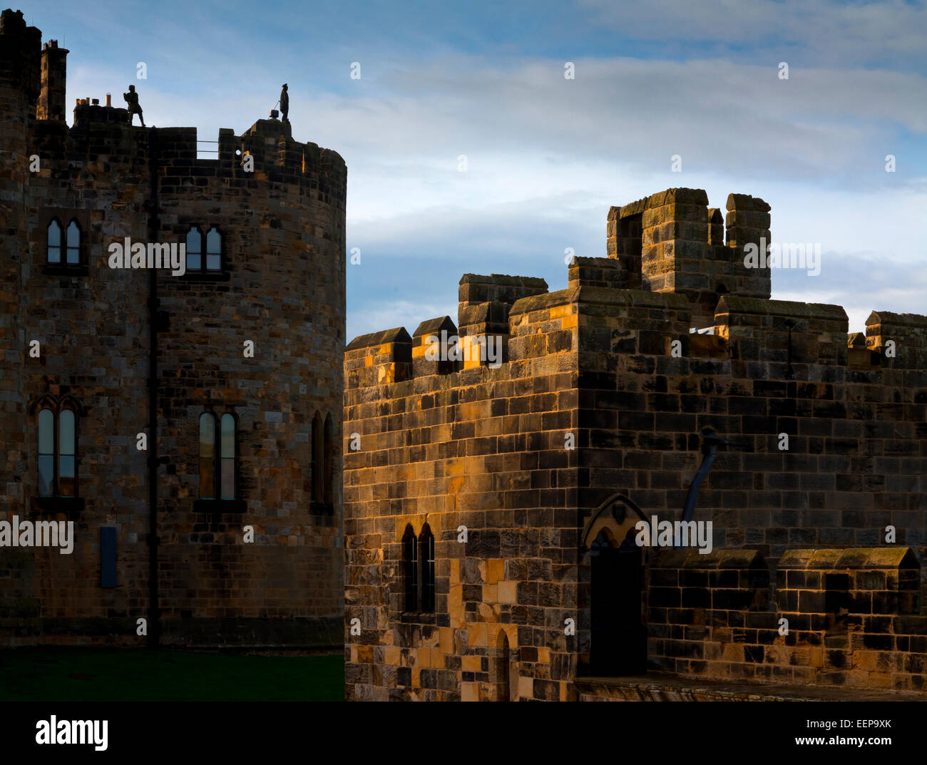 Extérieur de Alnwick Castle un château médiéval dans le Northumberland England UK administré par duc de Northumberland et la famille Percy Banque D'Images