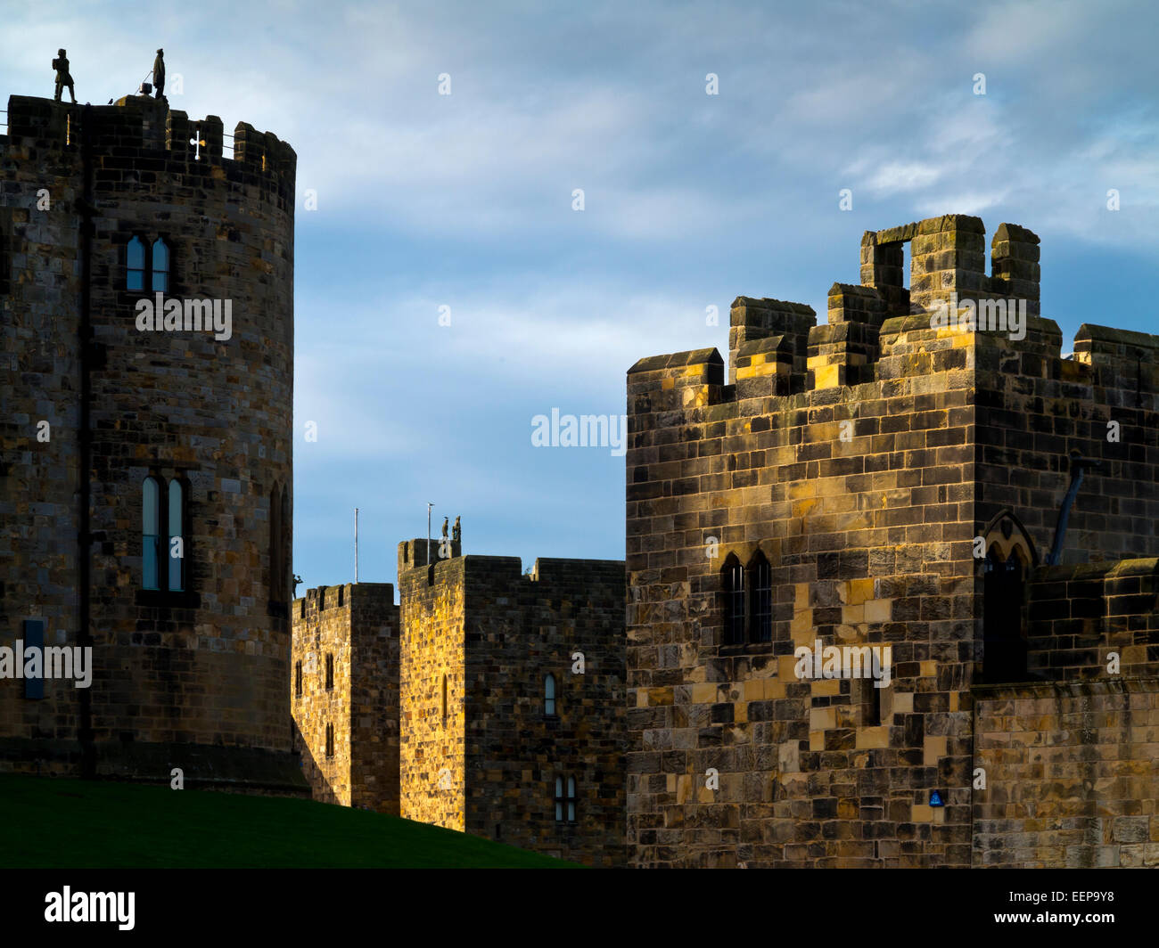 Extérieur de Alnwick Castle un château médiéval dans le Northumberland England UK administré par duc de Northumberland et la famille Percy Banque D'Images