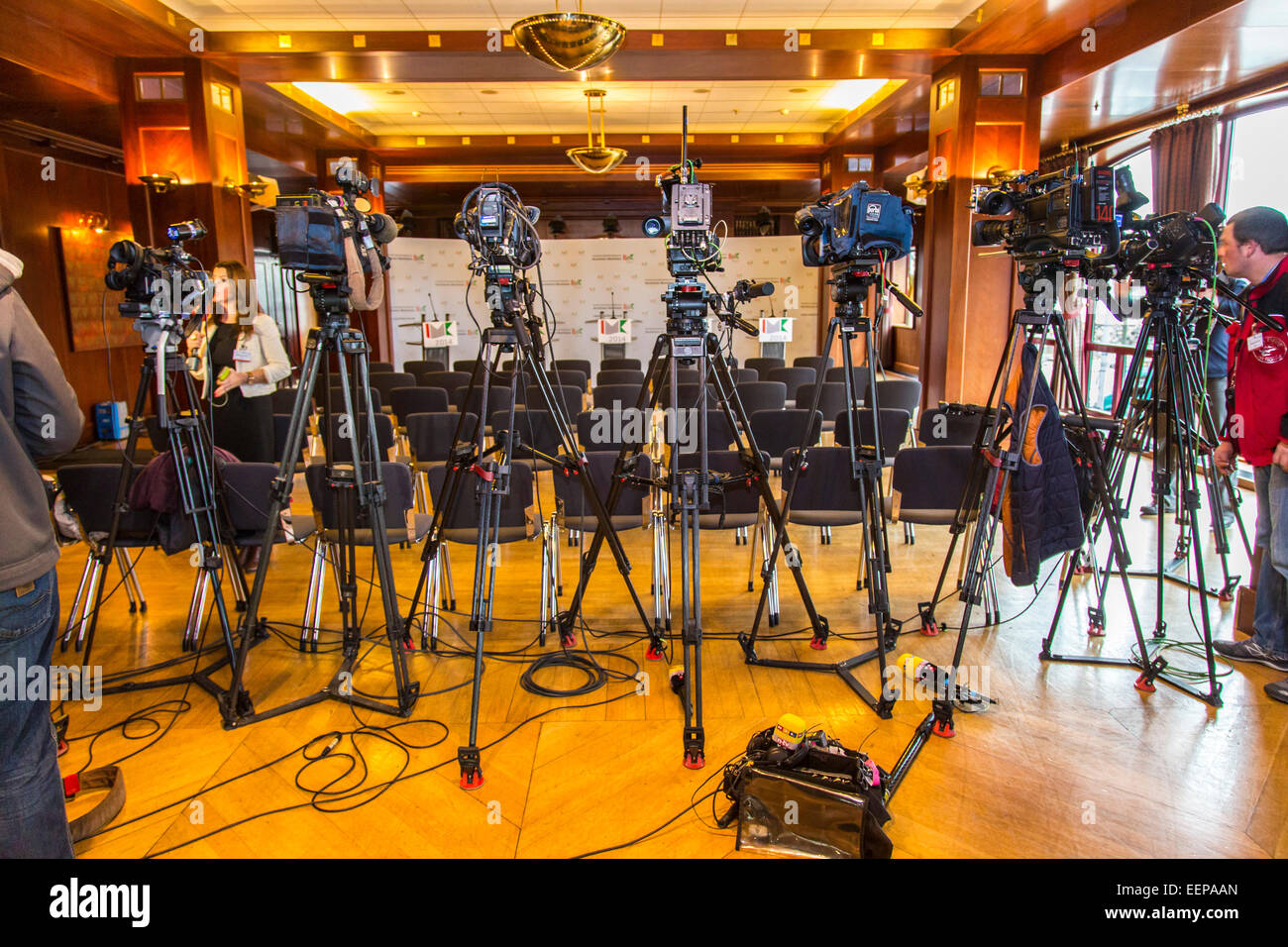 Les médias, les caméras de télévision lors d'une conférence de presse, Banque D'Images