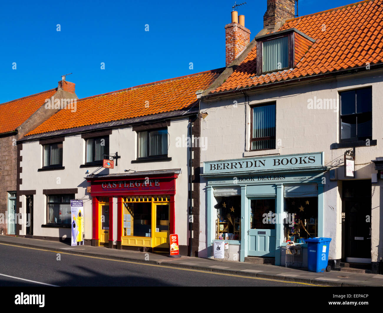 Des boutiques traditionnelles et maisons aux toits de tuiles rouges sur Castlegate dans Carnforth Lancashire England UK Banque D'Images