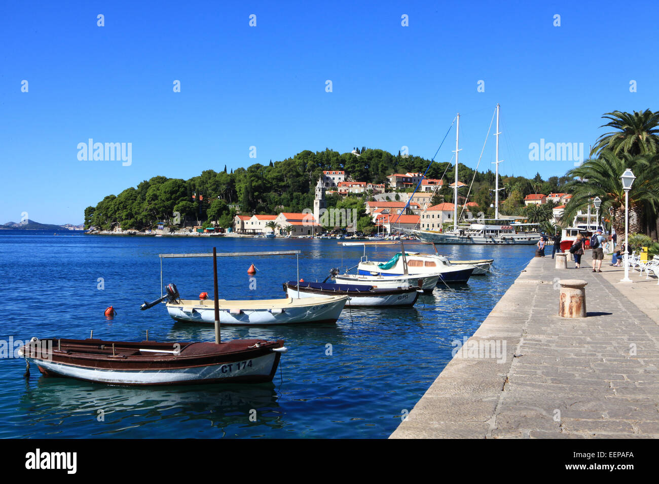 La Croatie Cavtat Harbor avec des bateaux dans Port avec Restrants yachts dans la mer Adreatic;Centre de l'Europe ; l'Europe du sud-est ; et la Banque D'Images
