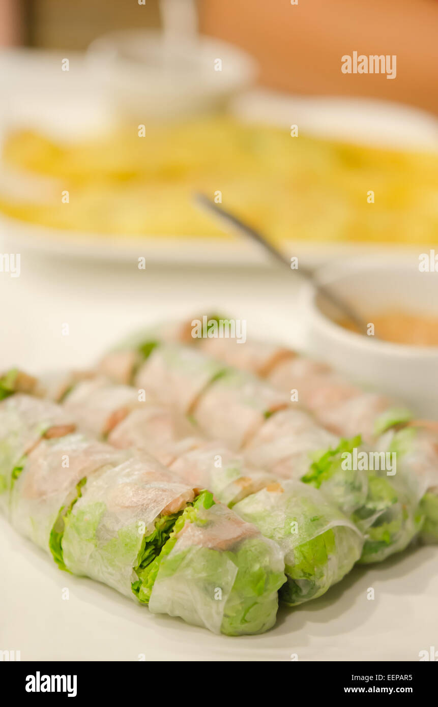 Rouleaux de printemps frais sur plat , Vietnam Banque D'Images
