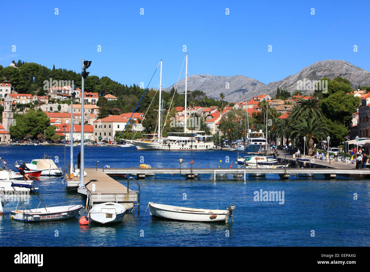 Cavtat, Croatie, port avec des bateaux dans le port et les yachts sur la mer Adreatic ; Europe centrale et de la Méditerranée. Banque D'Images