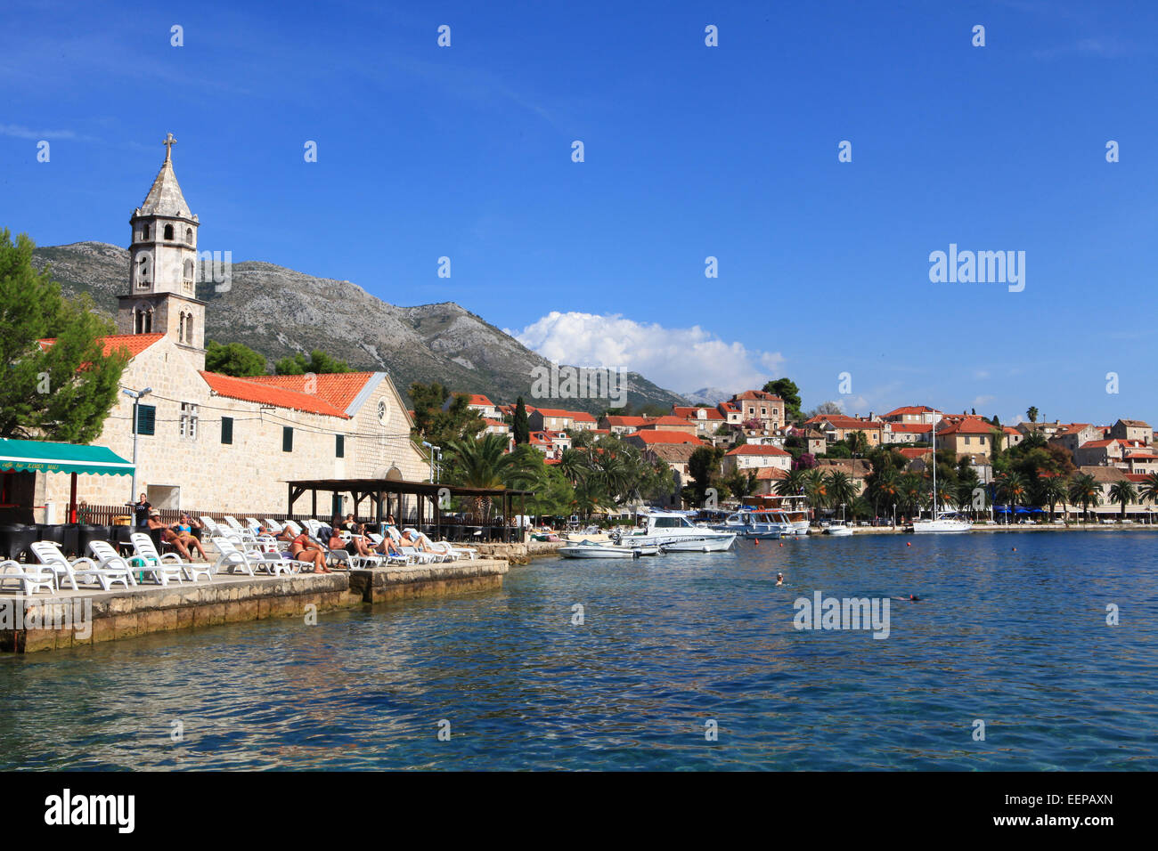 Cavtat, Croatie port, avec des bateaux dans le port et les yachts sur la mer Adreatic ; Europe centrale et de la Méditerranée. Banque D'Images