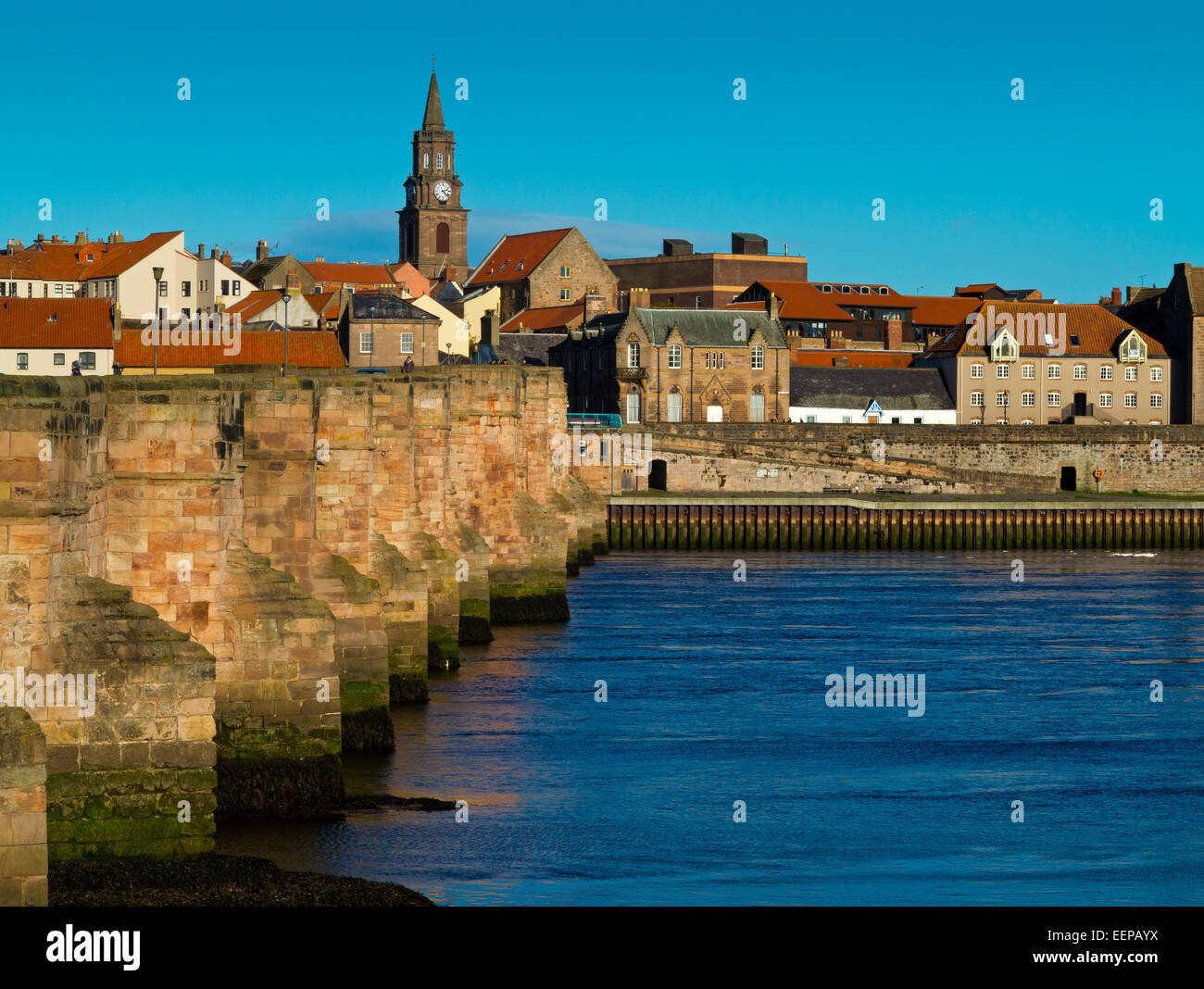 Le vieux pont de Carnforth Lancashire England UK construit pour 1611 1 James de l'Écosse avec la ville visible derrière Banque D'Images