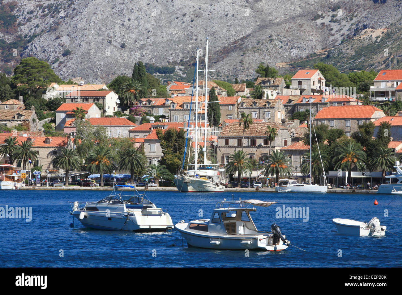 Cavtat, Croatie port, avec des bateaux dans le port et les yachts sur la mer Adreatic ; Europe centrale et de la Méditerranée. Banque D'Images