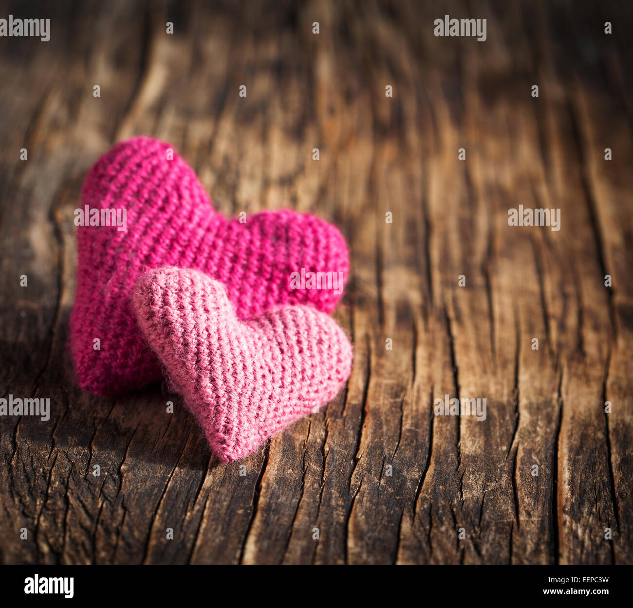 Crochet deux coeurs roses sur fond de bois Banque D'Images