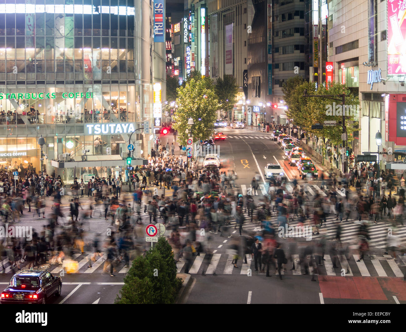 Croisement de Shibuya nuit vue brouillée avec les piétons Banque D'Images