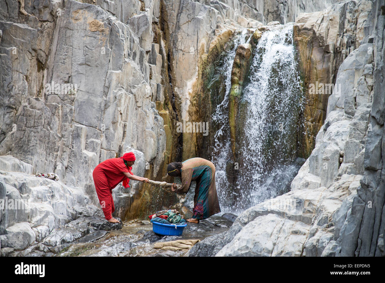 Les femmes qui font la lessive dans la cascade, près du village de Abala, Ethiopie, Afrique Banque D'Images