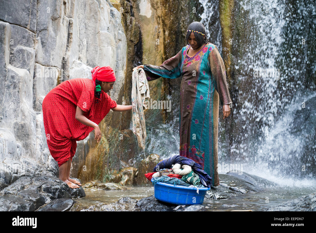 Les femmes qui font la lessive dans la cascade, près du village de Abala, Ethiopie, Afrique Banque D'Images