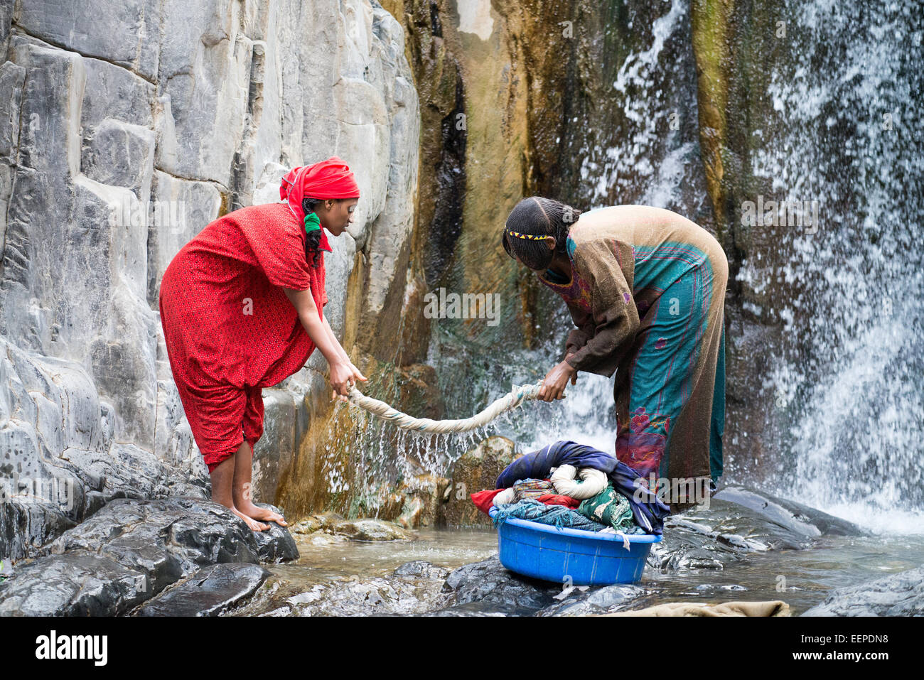 Les femmes qui font la lessive dans la cascade, près du village de Abala, Ethiopie, Afrique Banque D'Images