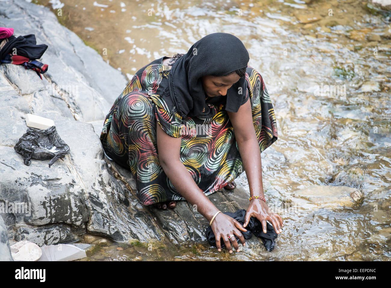 Les femmes qui font la lessive dans la cascade, près du village de Abala, Ethiopie, Afrique Banque D'Images