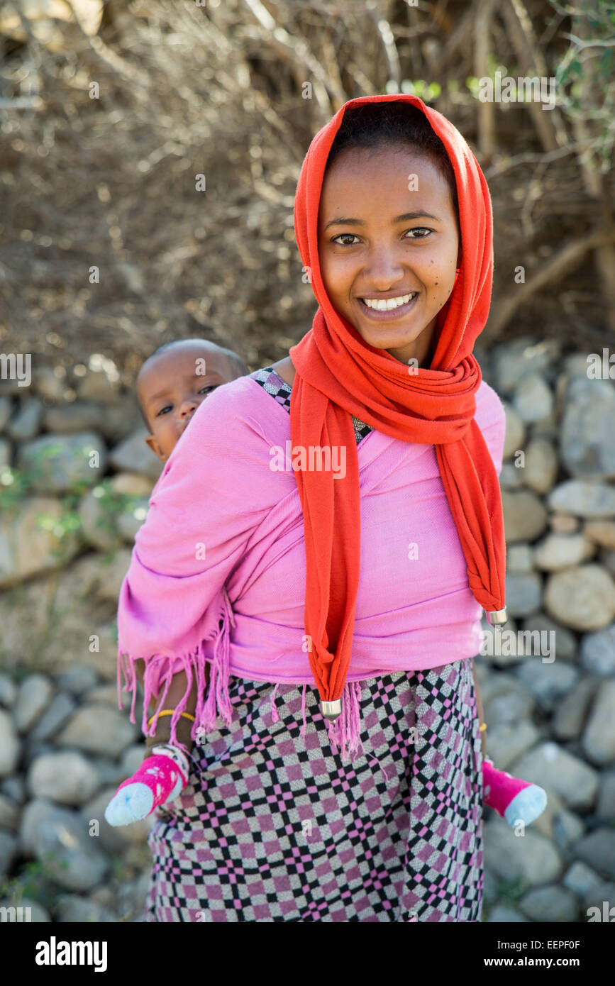 Jeune fille éthiopienne avec soeur sur son dos, Addis Ababa, Ethiopie, Afrique du Sud Banque D'Images