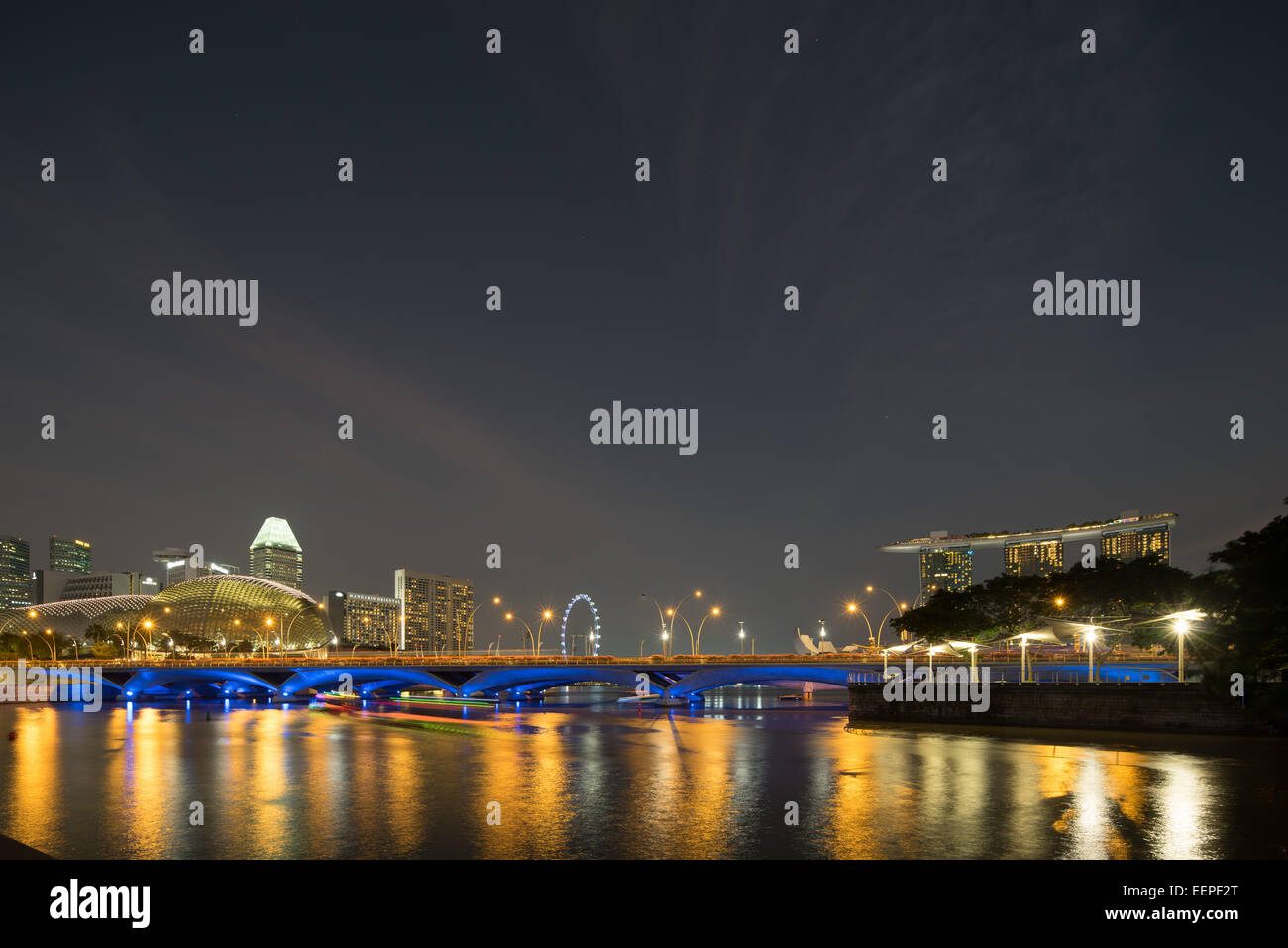Singapour de nuit. Marina Bay, Marina Bay Sands Hotel and Casino, Singapore Flyer. Banque D'Images